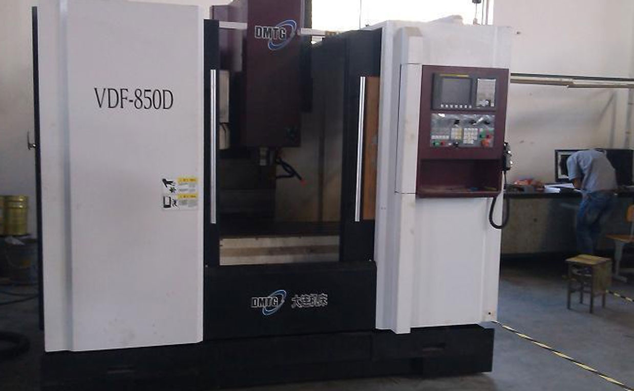 What problems should the machining center pay attention to when processing composite materials?